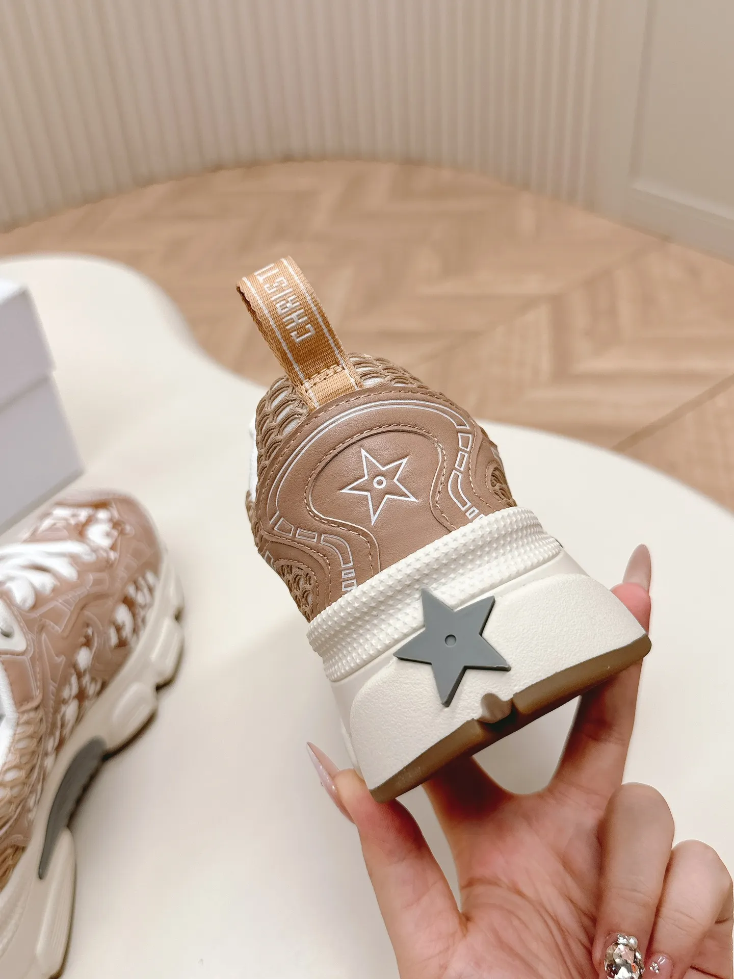👟👟Ex-factory price 620👟👟 Hot item, star model 2024 main hot item, the newly released Dior Chrono new casual sports shoes, running shoes, dad shoes are really cool, full of futuristic feeling! Really cool! Once again interpreting Dior's concept of cool fashion, the lucky star will bless you with good luck. The new EVA sole is super light and super soft! A perfect replica of the original! Fully matched material and mold! ! 35-40